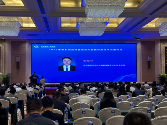 會(huì)議第一天，橡膠制品分會(huì)專家組(擴(kuò)大)會(huì)議召開，會(huì)議聚焦行業(yè)的熱點(diǎn)問題，深入討論了多個(gè)議題。其中包括新能源、新基建、5G等新領(lǐng)域?qū)ο鹉z制品行業(yè)的影響和發(fā)展趨勢，以及如何應(yīng)對(duì)橡膠制品產(chǎn)業(yè)鏈重組和出口問題，探討碳排放、減碳措施以及綠色發(fā)展問題，以及信息化對(duì)提升行業(yè)質(zhì)量、技術(shù)和管理水平的作用，還就品牌和標(biāo)準(zhǔn)在行業(yè)高質(zhì)量發(fā)展中的角色進(jìn)行了深入探討。