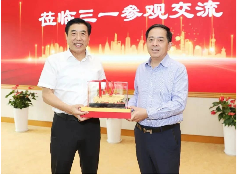 向文波對(duì)袁仲雪一行的到訪表示熱烈歡迎，并向他們介紹了三一集團(tuán)的整體情況以及雙方合作的歷史和成果。他表示，作為各自領(lǐng)域的領(lǐng)軍企業(yè)，三一集團(tuán)愿意與賽輪集團(tuán)在輪胎、橡膠零部件等領(lǐng)域進(jìn)一步加強(qiáng)合作，共同致力于提升產(chǎn)業(yè)競(jìng)爭(zhēng)力，實(shí)現(xiàn)做強(qiáng)做優(yōu)做大的目標(biāo)。