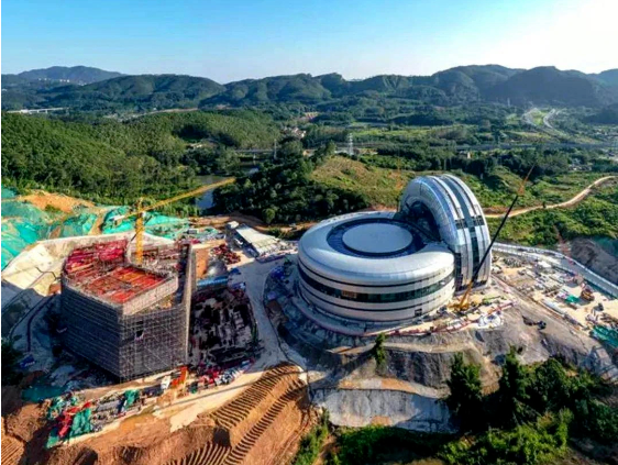 據(jù)悉，廣州航空輪胎大科學(xué)中心一期工程于2021年開(kāi)工，定位為航空輪胎大科學(xué)科研中心，旨在促進(jìn)科研成果的快速轉(zhuǎn)化和中試生產(chǎn)。該一期工程依托航空輪胎動(dòng)力學(xué)大科學(xué)裝置和硬核科技中心核心科研平臺(tái)，打造了一個(gè)集科研、生產(chǎn)和住宿等多功能于一體的科學(xué)中心。