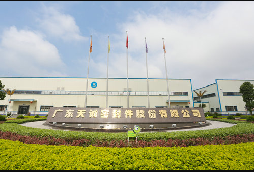 廣東天誠密封件股份有限公司，一家專注于生產(chǎn)汽車系列油封及橡膠密封件的企業(yè)，正在積極迎接新能源汽車時(shí)代的挑戰(zhàn)，并展現(xiàn)出強(qiáng)大的創(chuàng)新潛力。作為工信部認(rèn)定的專精特新“小巨人”企業(yè)之一，廣東天誠在近年來不僅致力于科技創(chuàng)新和產(chǎn)品研發(fā)，還成功搶占了市場“風(fēng)口”，成為多項(xiàng)國內(nèi)行業(yè)標(biāo)準(zhǔn)的制定者。