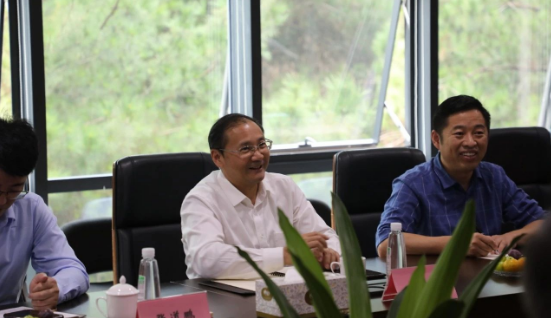聽取相關(guān)介紹后，金書記對建新的熱情接待表示衷心感謝，并對企業(yè)高速發(fā)展和取得的成就表示肯定。他表示五河縣具有良好的發(fā)展政策、產(chǎn)業(yè)一體化布局和交通便利等優(yōu)勢，熱烈歡迎建新趙氏科技有限公司到五河縣進(jìn)行實地考察和交流。他希望未來雙方能夠進(jìn)一步深化溝通與交流，共同推動當(dāng)?shù)仄嚵悴考袠I(yè)的高質(zhì)量發(fā)展，激發(fā)產(chǎn)業(yè)發(fā)展的后勁，開創(chuàng)更多共贏的機(jī)遇。