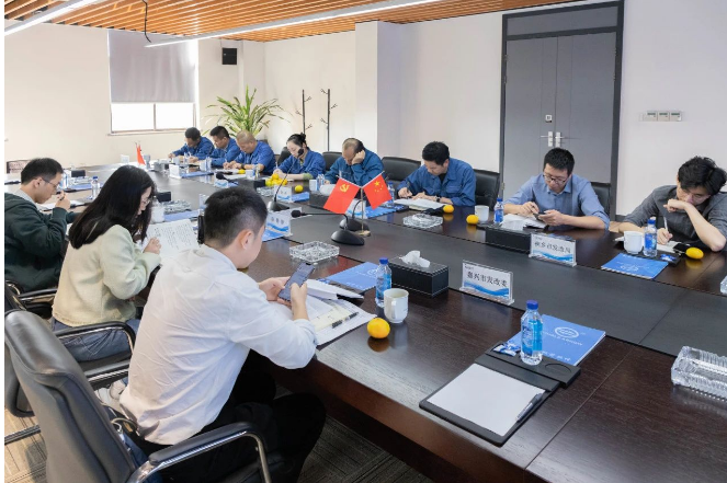 浙江省發(fā)展改革委員會(huì)社會(huì)研究室的陳靜靜、曾振偉一行于10月12日在嘉興市發(fā)改委、桐鄉(xiāng)市發(fā)改局領(lǐng)導(dǎo)陪同下前往浙江雙箭橡膠股份有限公司進(jìn)行調(diào)研和指導(dǎo)。雙箭股份董事長(zhǎng)沈耿亮以及副總裁郎洪峰的熱情接待并陪同座談。