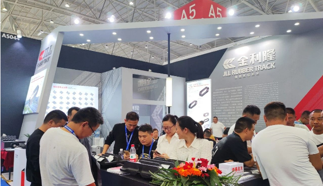 展會(huì)上，金利隆橡膠履帶產(chǎn)品展臺(tái)吸引了眾多國內(nèi)外客戶前來參觀和交流。