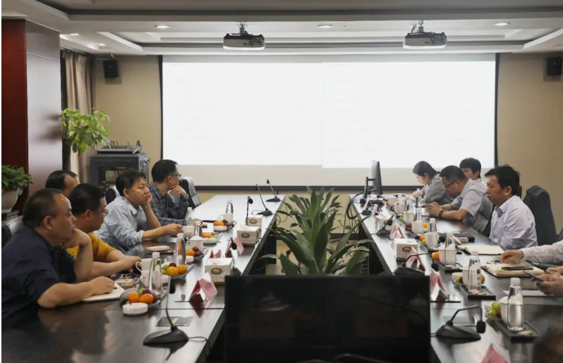 接下來，雙方深入討論了低氣味、低VOC密封條產品的開發(fā)，低動靜比耐老化減震材料開發(fā)，橡膠材料和金屬/塑料基材骨架的粘連性改善等技術難題，并與建新的技術團隊一同探討研究課題對實際生產技術的應用和提升，為建新提供了更多科研支持。