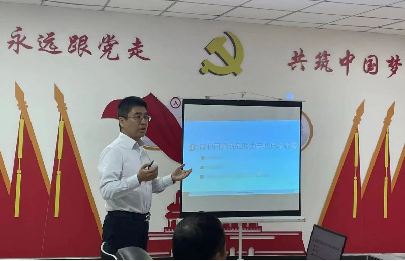 普利司通中國投資有限公司董錚課長在會上詳細解讀了“普利司通”輪胎的特點、優(yōu)點以及如何實現(xiàn)省油，為廣大物流企業(yè)實現(xiàn)成本降低提供了實質性的支持。