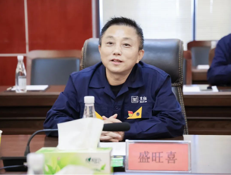 座談會(huì)上，盛旺喜對(duì)清徐縣政府及山西亞鑫能源集團(tuán)一行的到來(lái)表示熱烈歡迎，并對(duì)清徐縣委、縣政府及經(jīng)濟(jì)開(kāi)發(fā)區(qū)對(duì)太原黑貓的關(guān)心表示感謝。他強(qiáng)調(diào)了集團(tuán)導(dǎo)電、橡膠等前端性化工制造的發(fā)展方向，并希望雙方未來(lái)能夠進(jìn)一步加強(qiáng)合作，充分發(fā)揮資源優(yōu)勢(shì)互補(bǔ)，為企業(yè)的全方位、前瞻性發(fā)展謀劃好戰(zhàn)略，布局好發(fā)展。