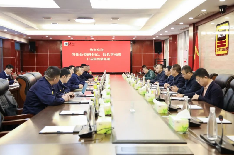 賈永明介紹了亞鑫能源集團(tuán)的基本情況，并表示與太原黑貓多年來(lái)已經(jīng)建立了深厚的合作基礎(chǔ)。他希望雙方能夠持續(xù)深化戰(zhàn)略合作關(guān)系，進(jìn)一步發(fā)揮資源共享的優(yōu)勢(shì)，在高端化、智能化、綠色化、集成化精細(xì)化工、尖端產(chǎn)品和先進(jìn)技術(shù)等領(lǐng)域找到更多合作切入點(diǎn)，促進(jìn)雙方實(shí)現(xiàn)跨越式發(fā)展。雙方在座談會(huì)上還就其他方面的合作進(jìn)行了深入交流。